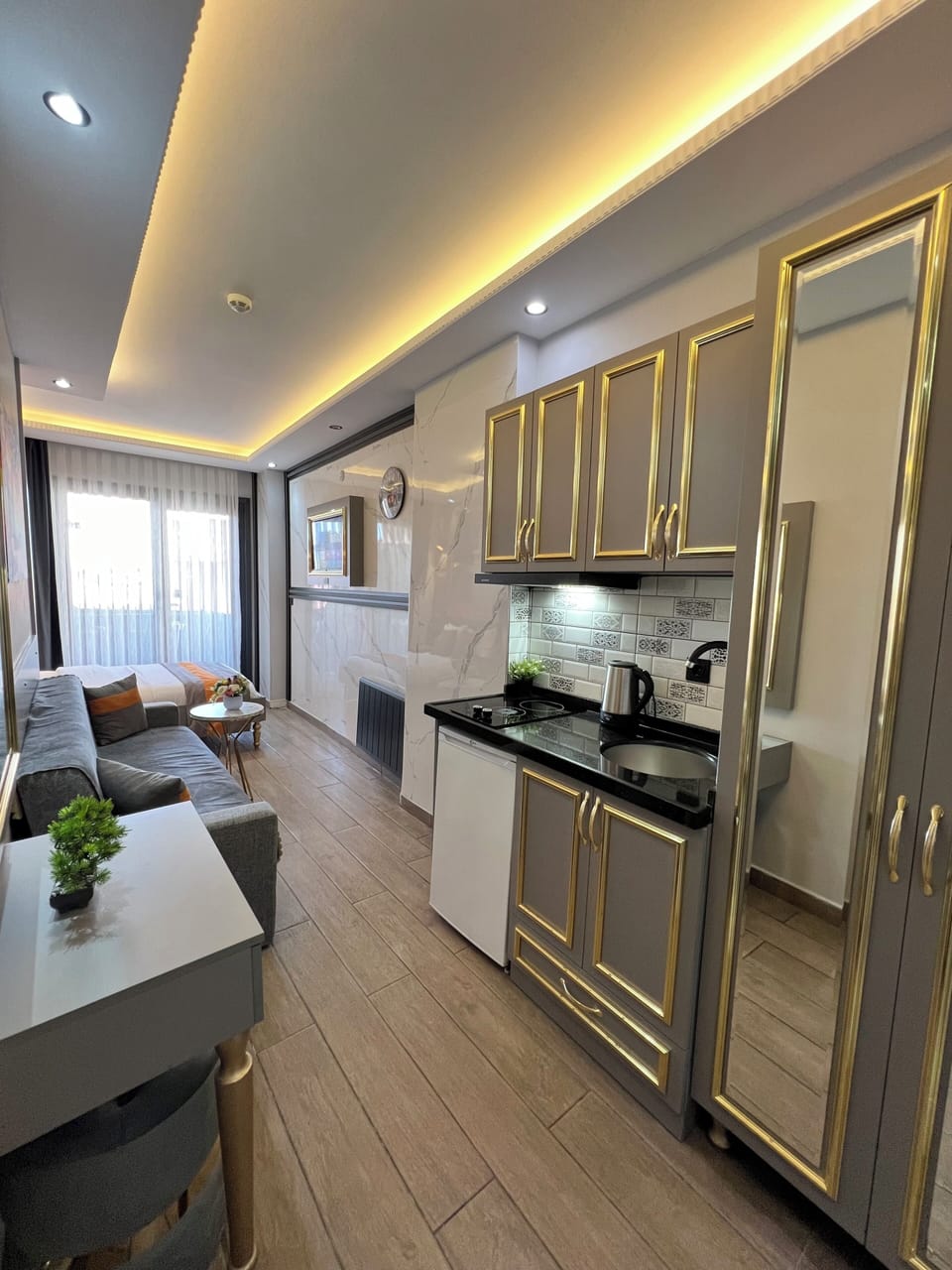 Deluxe Suite, City View | Premium bedding, in-room safe, desk, soundproofing