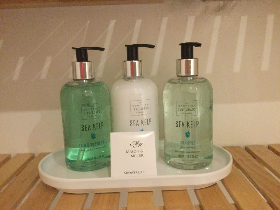 Twin Room, Ensuite (Ground Floor Economy Twin) | Bathroom | Shower, designer toiletries, hair dryer, towels