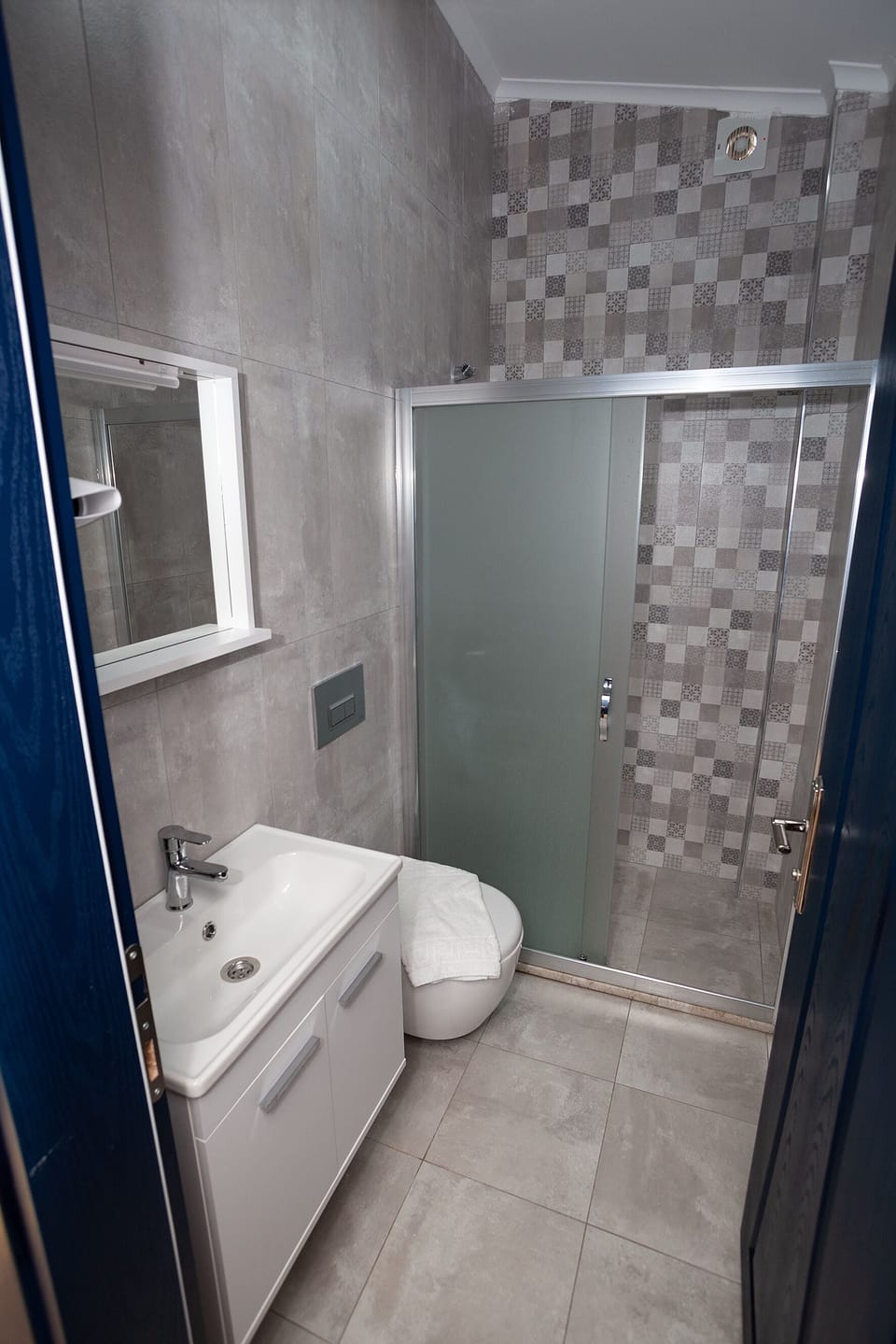 Double Yatakli Oda | Bathroom | Shower, hair dryer, slippers, towels
