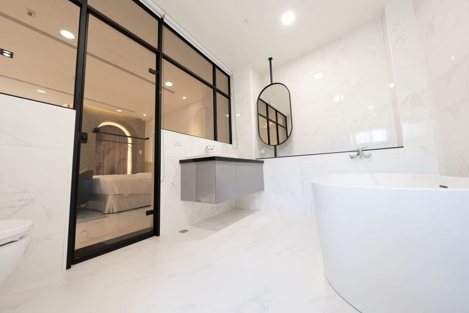 Executive Double Room | Bathroom | Hair dryer, towels