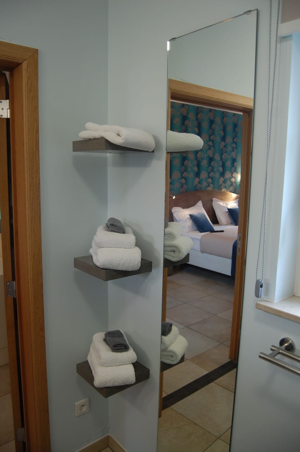 Comfort Double Room | Bathroom | Rainfall showerhead, free toiletries, hair dryer, towels