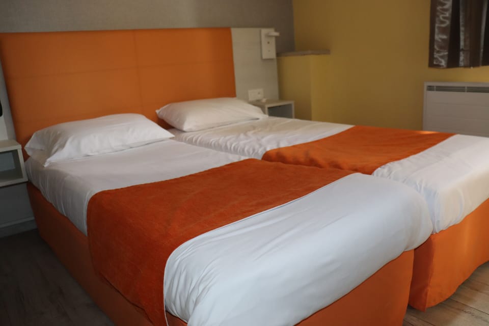 Classic Room (With Twin Beds) | Desk, blackout drapes, soundproofing, free WiFi