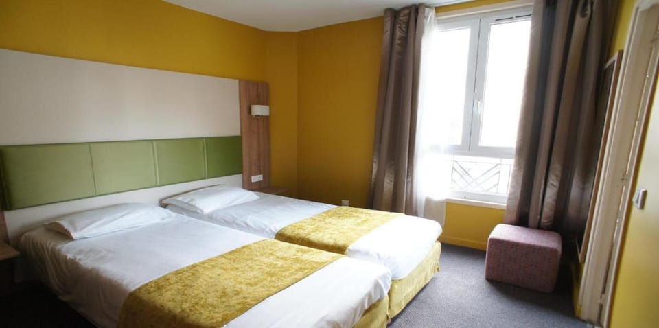 Classic Room (With Twin Beds) | Desk, blackout drapes, soundproofing, free WiFi