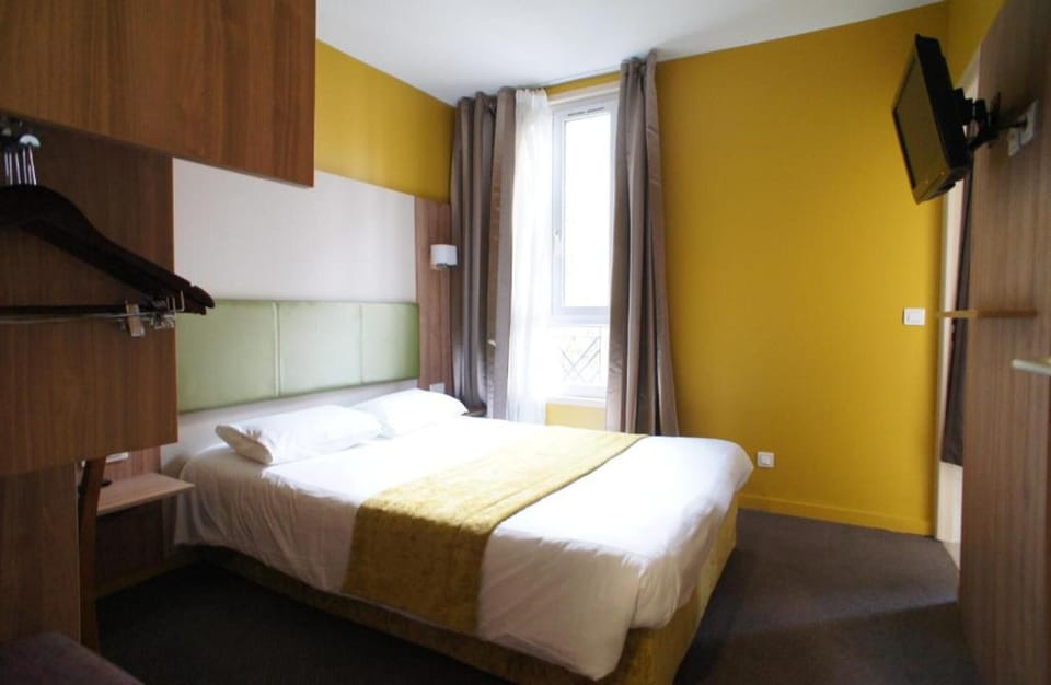 Classic Double Room | Desk, blackout drapes, soundproofing, free WiFi