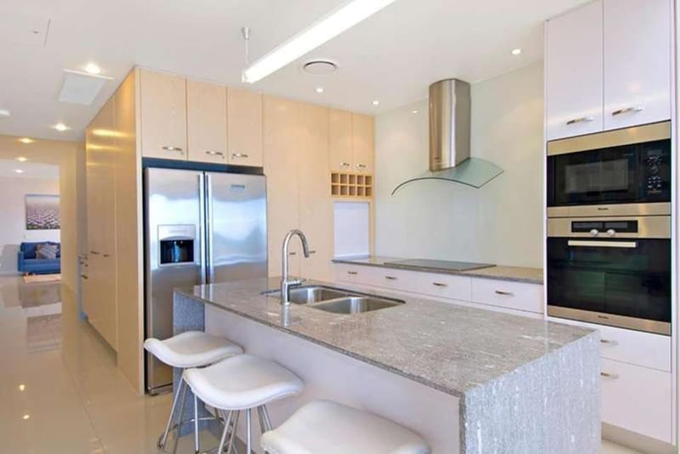 Executive Apartment | Private kitchen | Full-size fridge, microwave, oven, stovetop