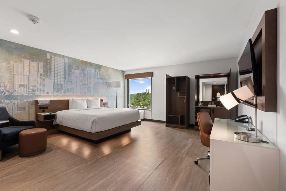 Room, 1 King Bed, Mobility Accessible, Non Smoking | Individually decorated, individually furnished, desk, laptop workspace