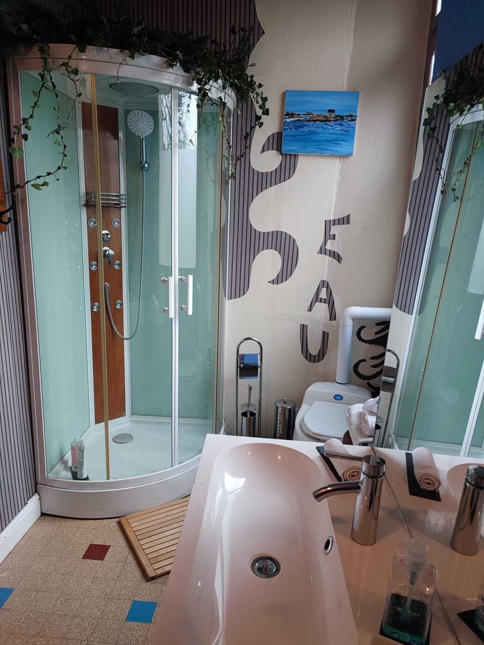 Deluxe Quadruple Room | Bathroom | Shower, rainfall showerhead, hair dryer, towels
