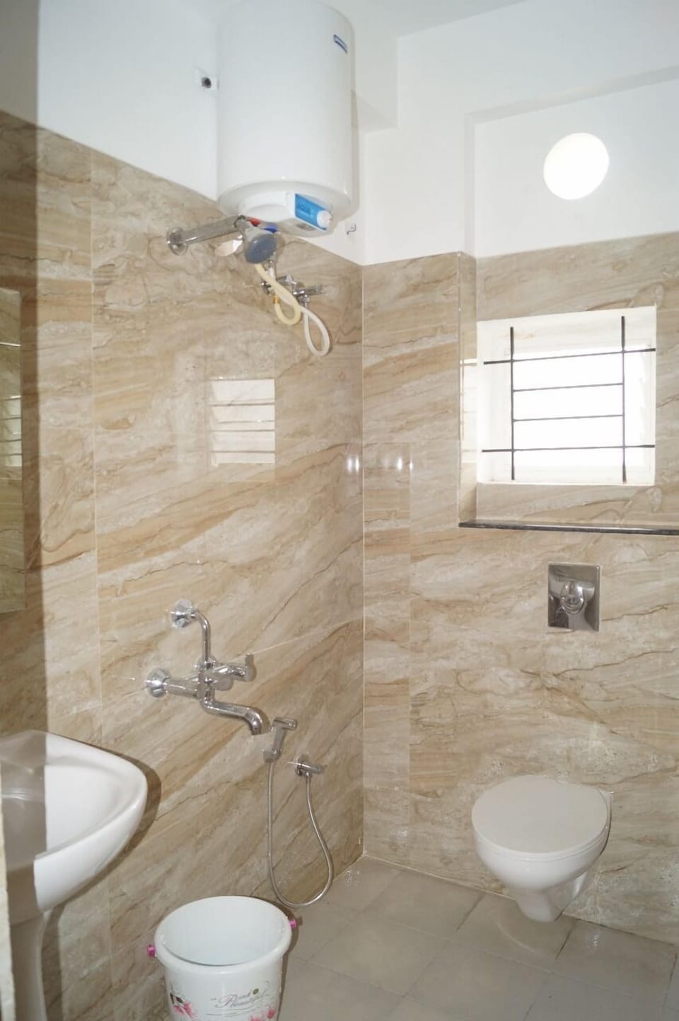 Economy Double Room | Bathroom | Combined shower/tub, designer toiletries, towels, soap