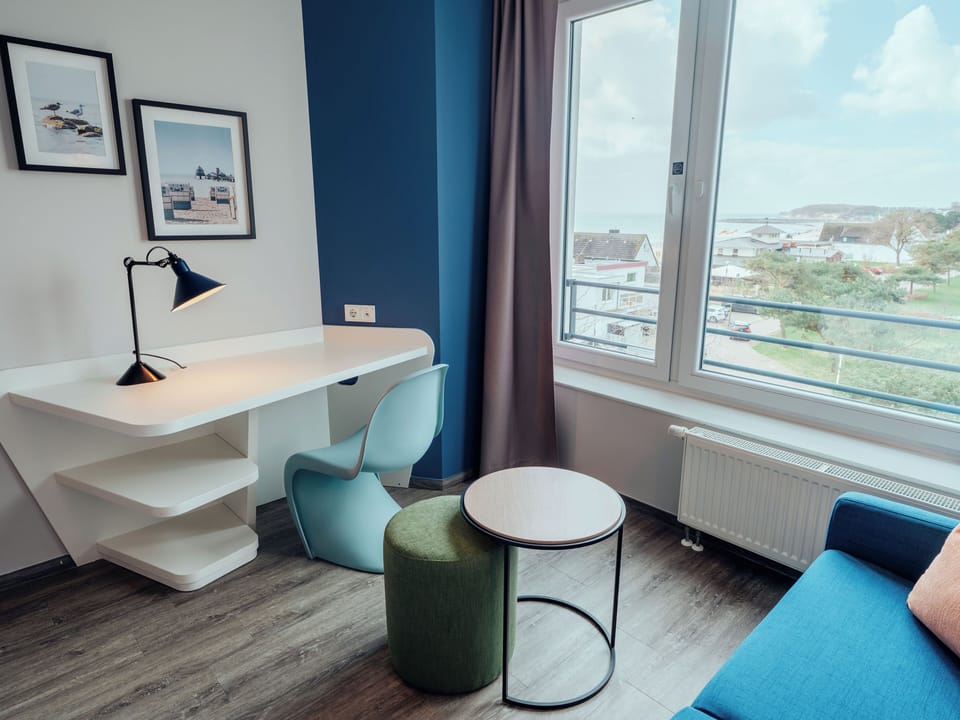 Double room lateral sea view | Hypo-allergenic bedding, desk, blackout drapes, free WiFi