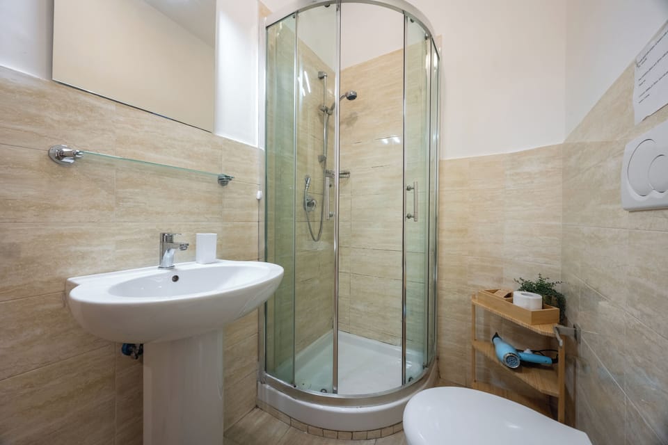 Studio | Bathroom | Shower, hair dryer, bidet, towels