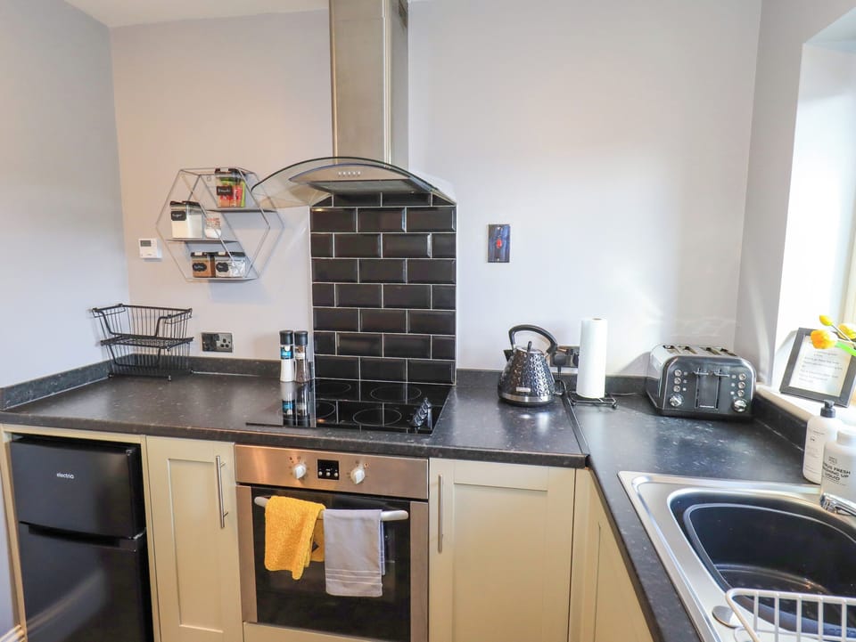 Cottage | Private kitchen | Fridge, microwave, electric kettle, toaster