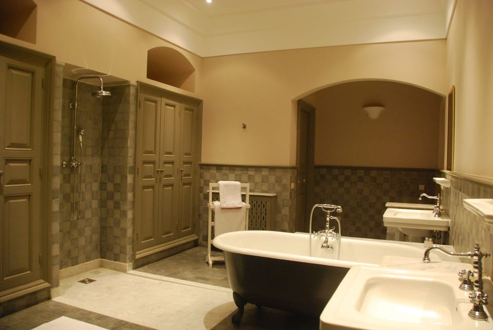 Luxury Suite | Bathroom | Shower, rainfall showerhead, free toiletries, hair dryer