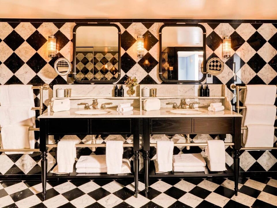 Suite (Ginkgo) | Bathroom | Free toiletries, hair dryer, bathrobes, towels