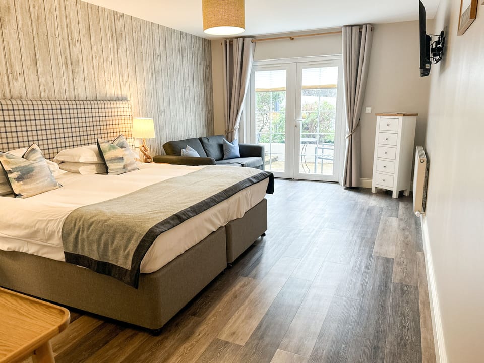 Accessible Room - Pet Friendly | Soundproofing, free WiFi, bed sheets