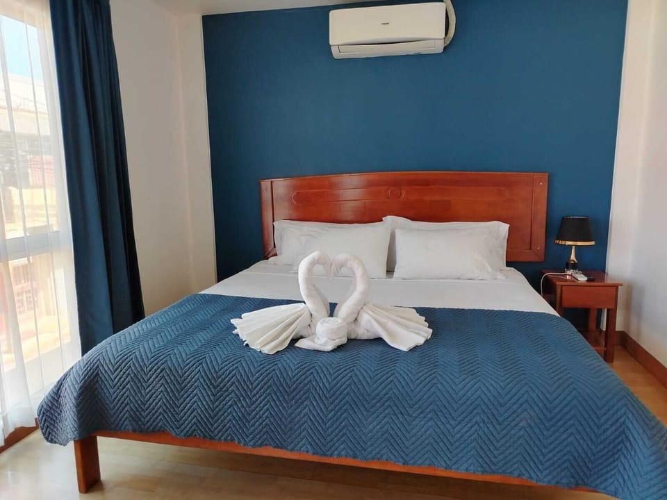 Deluxe Room | Bathroom | Shower, towels