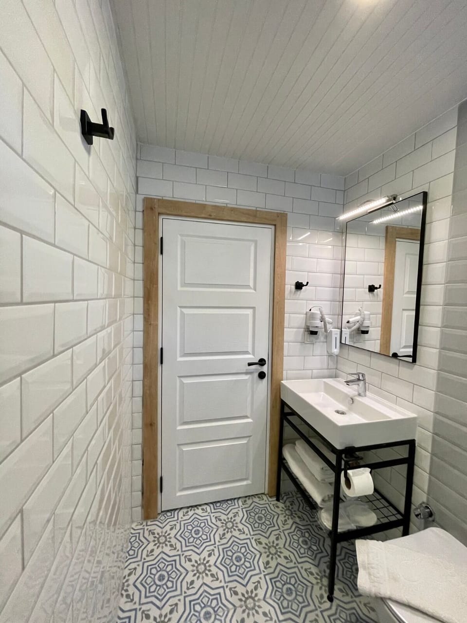 Deluxe Double Room, 1 Double Bed | Bathroom | Shower, rainfall showerhead, free toiletries, hair dryer