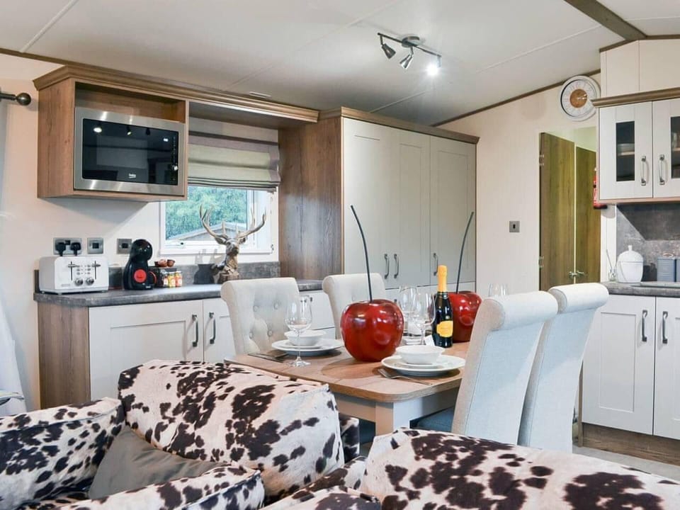 Cabin | Private kitchen | Fridge, microwave, oven, stovetop