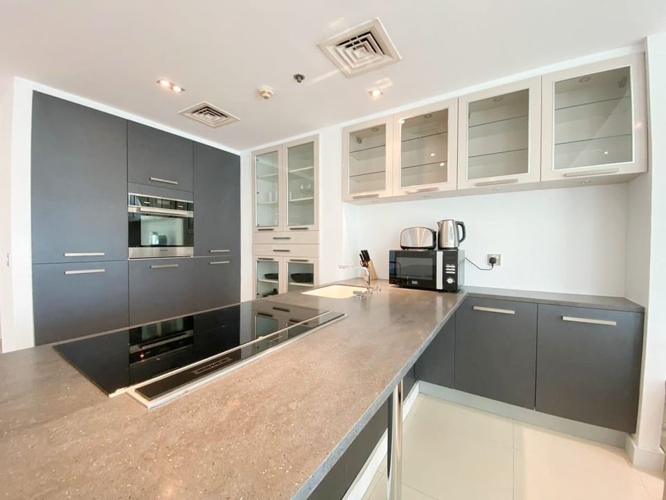 Full-size fridge, microwave, stovetop, dishwasher