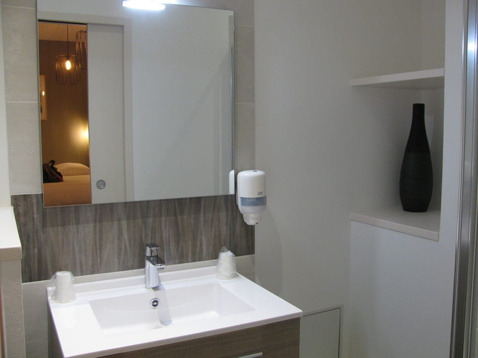 Comfort Room | Bathroom | Shower, hair dryer, towels