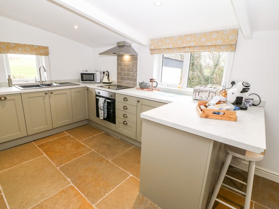 Cottage | Private kitchen | Fridge, dishwasher, electric kettle, toaster