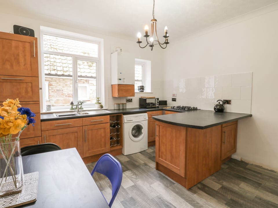 Cottage | Private kitchen | Fridge, microwave, cookware/dishes/utensils