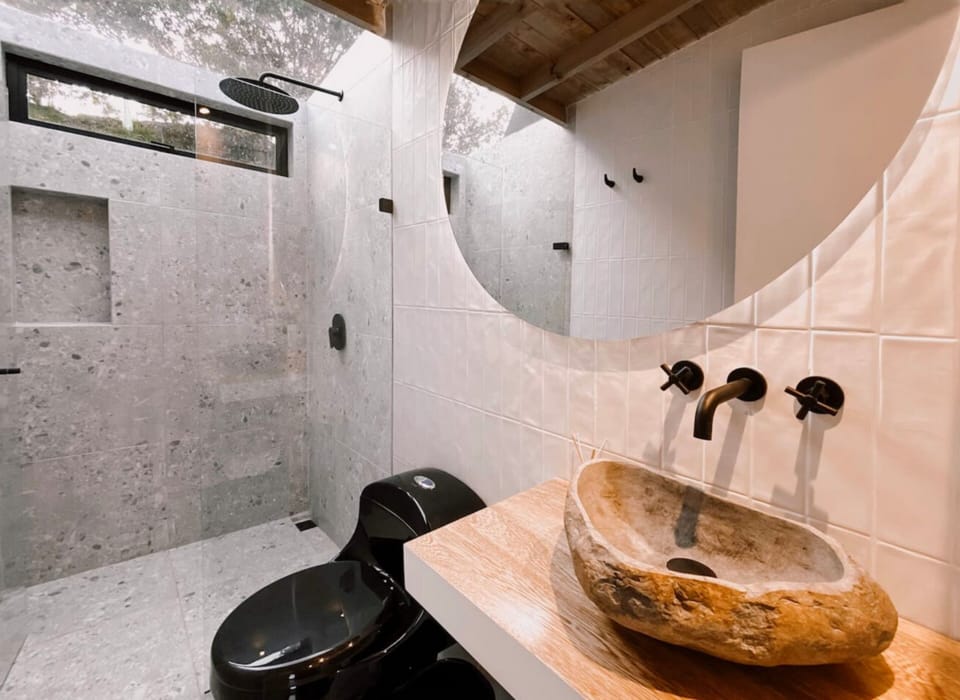 Basic Cabin | Bathroom