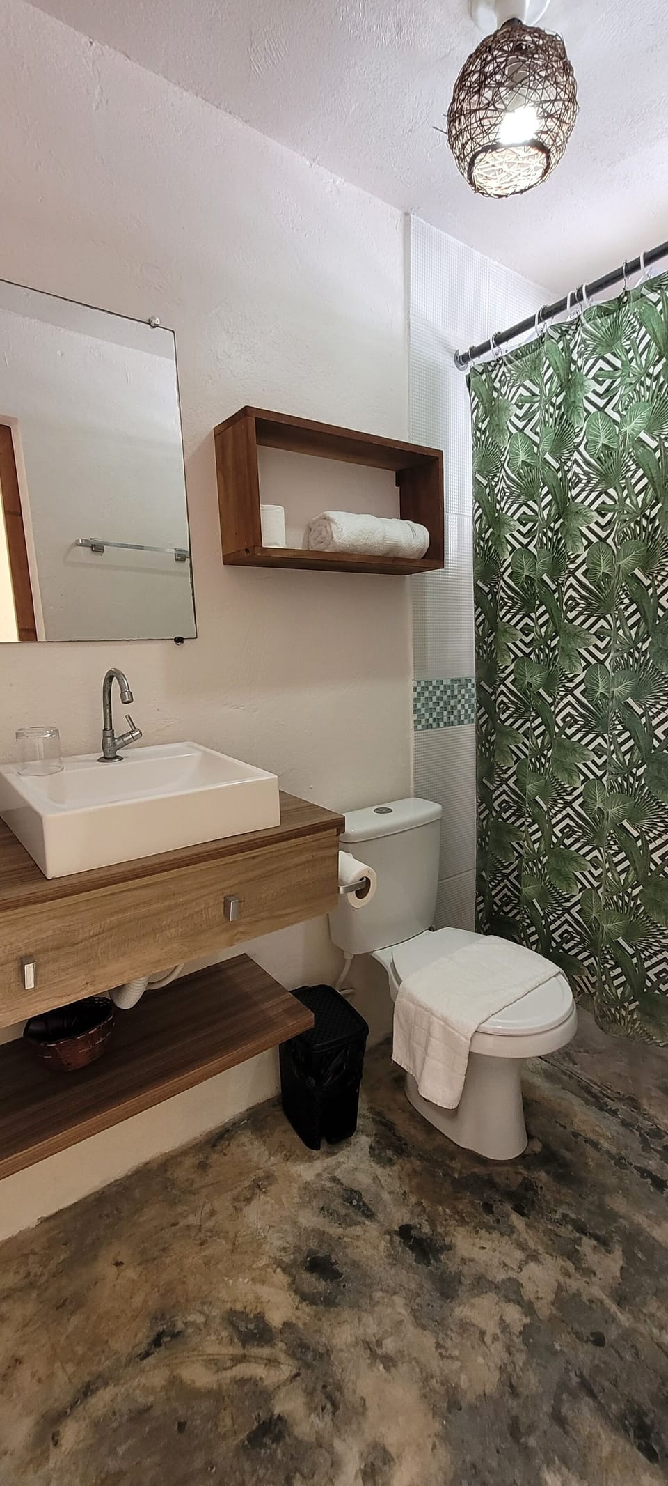 Suite Standard 3 | Bathroom | Shower, hair dryer, towels, soap