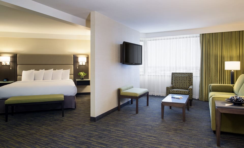 Suite (Corner King) | Desk, blackout drapes, soundproofing, iron/ironing board