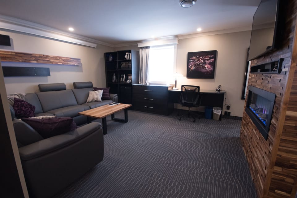 Presidential Suite, 1 King Bed, Jetted Tub (Multi-Jet shower) | Premium bedding, Select Comfort beds, desk, blackout drapes