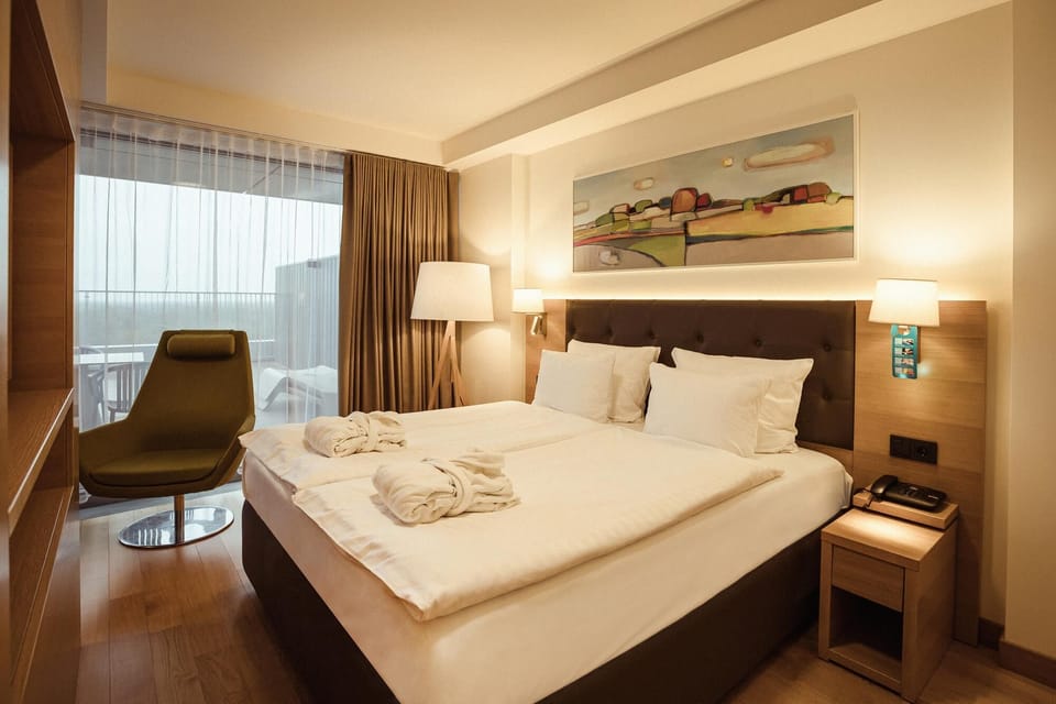 Suite | Minibar, in-room safe, desk, blackout drapes