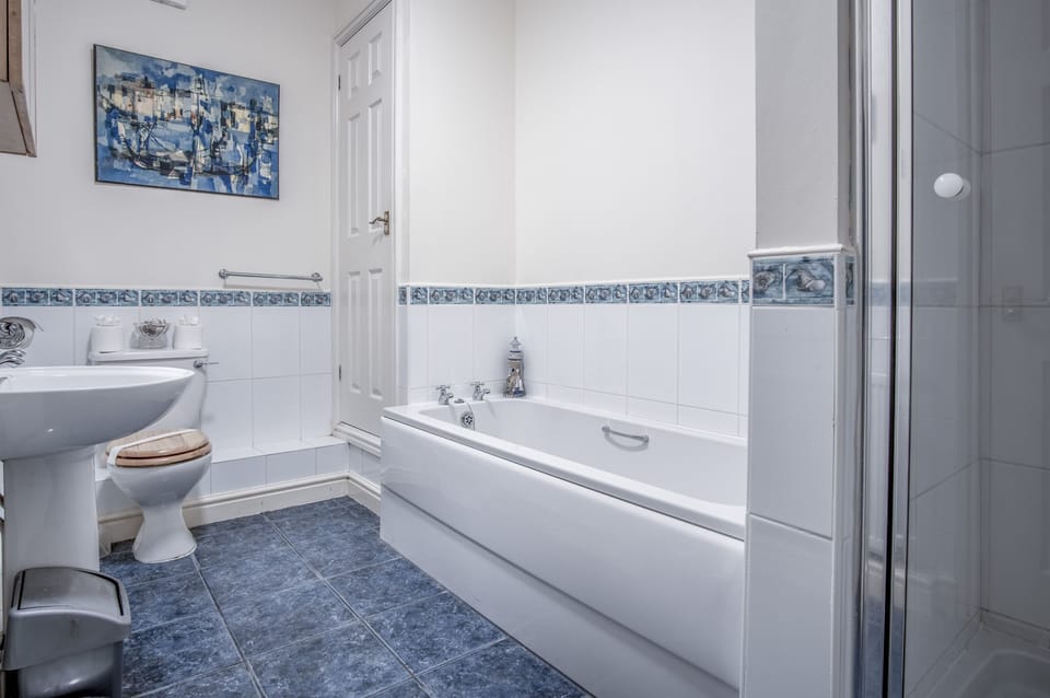 Arcadia - 1 Bedroom Apartment - Tenby Apartment in Wales