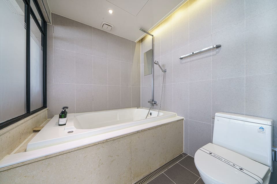 Deluxe Room | Bathroom | Free toiletries, hair dryer, bathrobes, slippers
