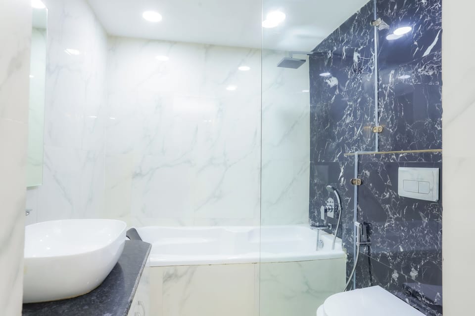 Royal Studio Suite | Bathroom | Shower, slippers, towels