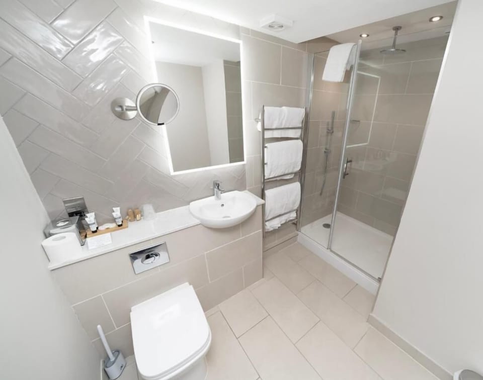 Luxury Double Room | Bathroom | Soap, shampoo, toilet paper