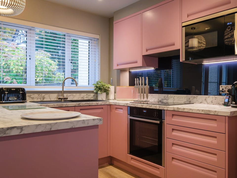 Cottage | Private kitchen | Fridge, dishwasher, electric kettle, toaster