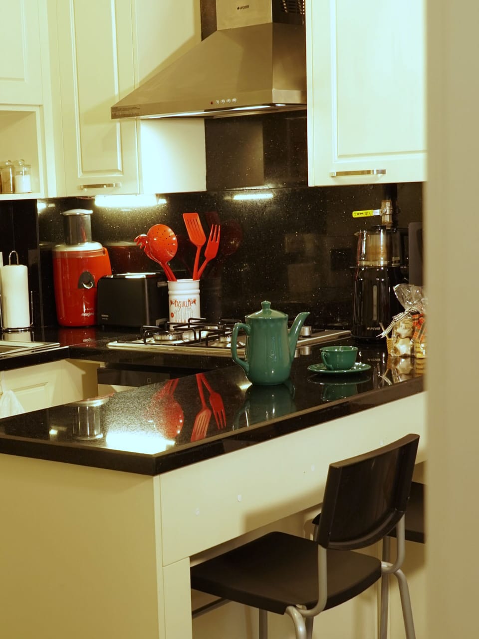 Fridge, oven, stovetop, dishwasher