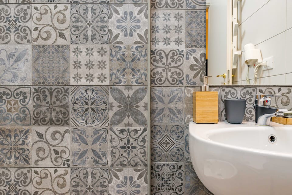 Economy Room | Bathroom | Shower, hair dryer, bidet, towels