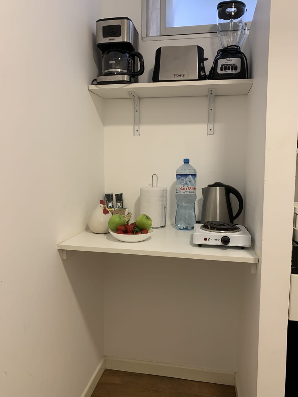 Electric kettle, toaster, cookware/dishes/utensils