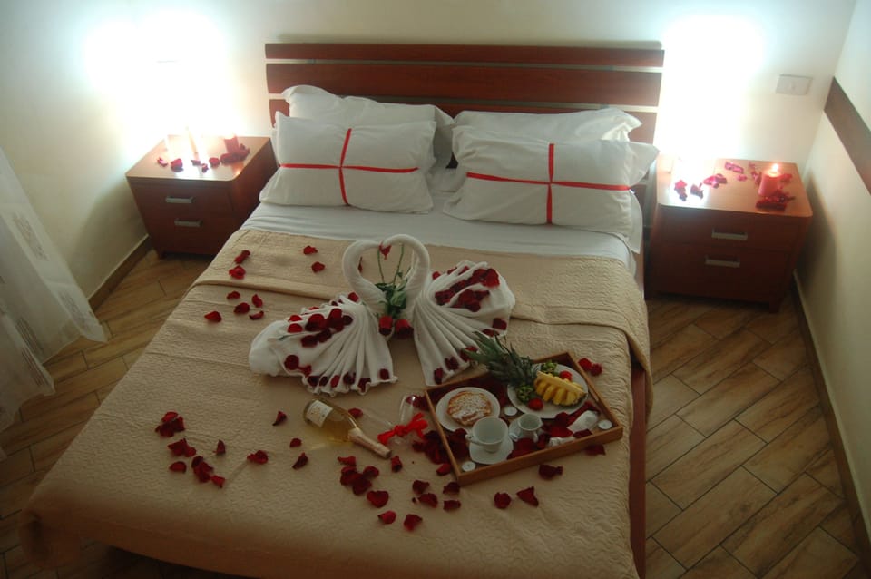 Premium bedding, minibar, in-room safe, soundproofing