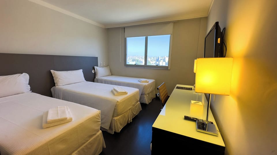Gran Vivenzo 3 camas de solteiro PCD com Kit Cortesia | Minibar, in-room safe, desk, laptop workspace