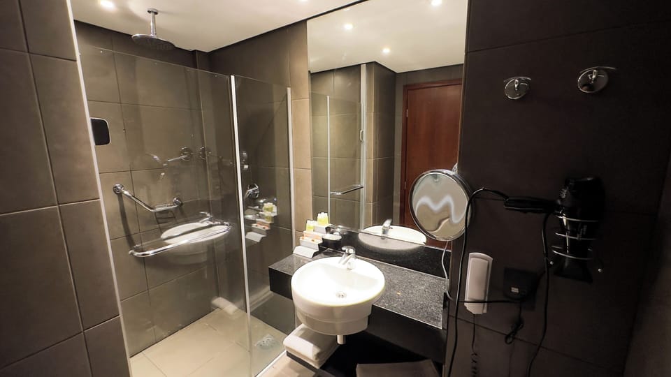 Gran Vivenzo Cama Queen com Kit Cortesia | Bathroom | Shower, rainfall showerhead, hair dryer, bidet