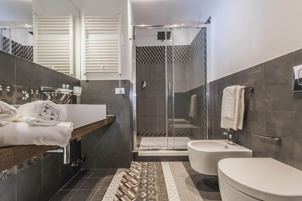 Deluxe Double Room, City View | Bathroom | Shower, free toiletries, hair dryer, bidet