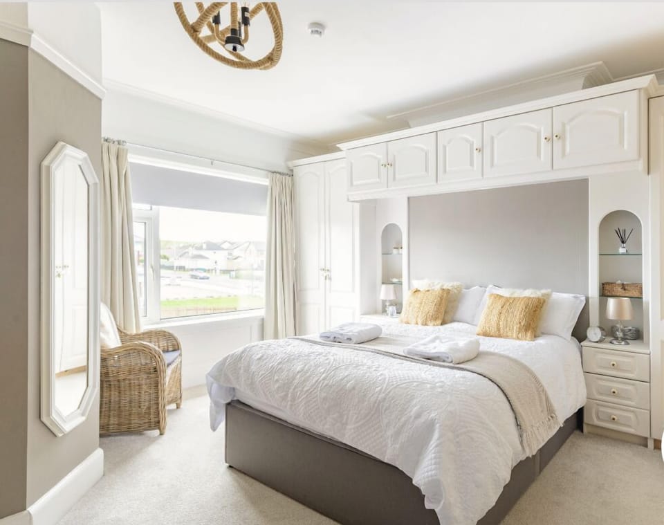 Double Room | Individually decorated, desk, blackout drapes, iron/ironing board