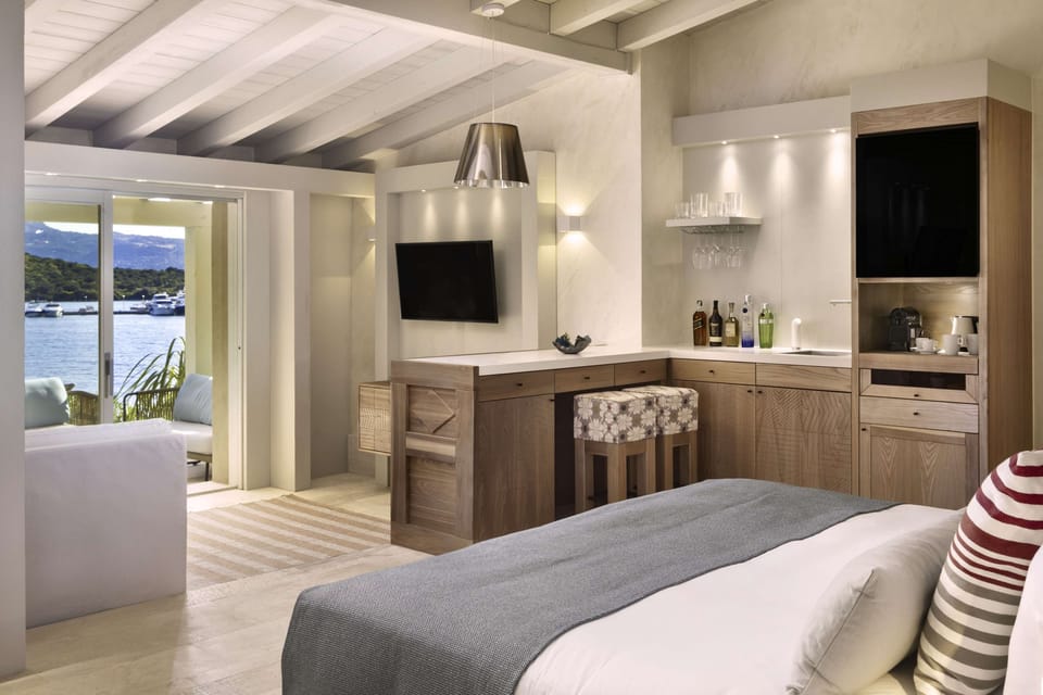 Hypo-allergenic bedding, minibar, in-room safe, desk