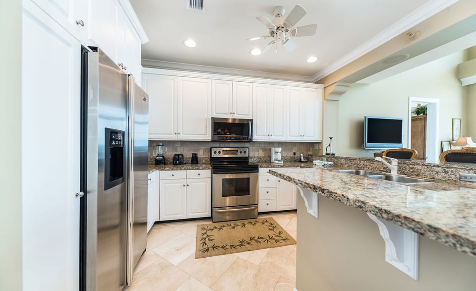 Condo, Multiple Beds, Balcony | Private kitchen | Fridge, microwave, oven, stovetop