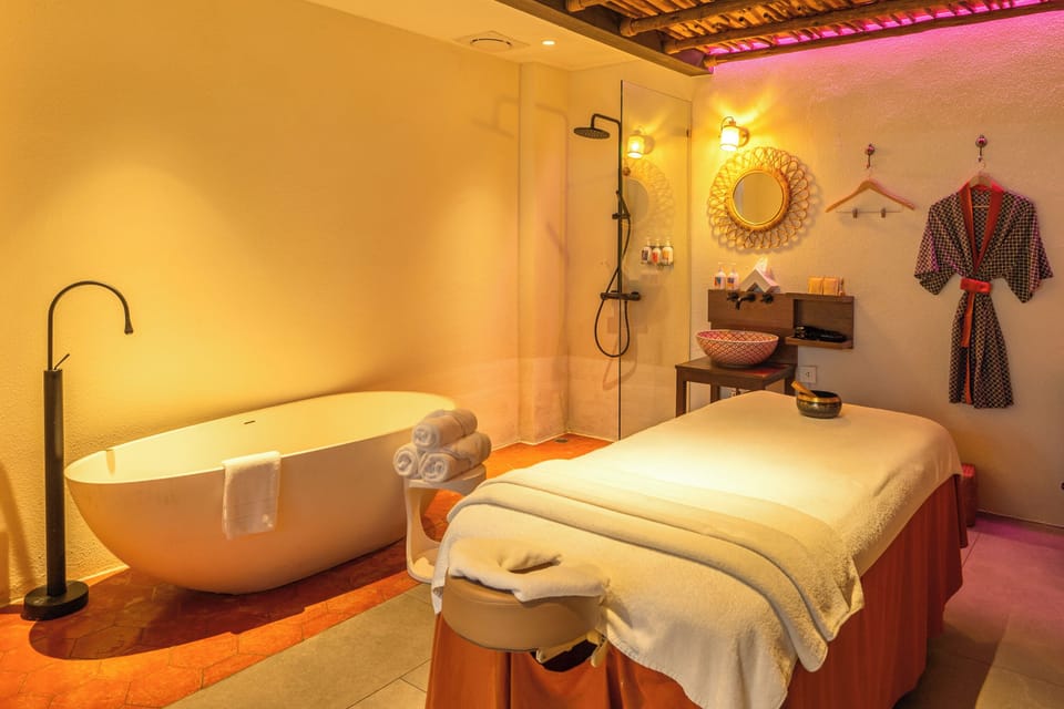 Couples treatment rooms, sauna, hot tub, body treatments, aromatherapy