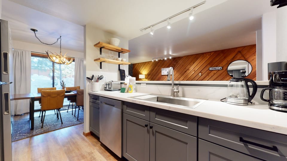 Condo, 1 Bedroom | Private kitchen | Fridge, oven, coffee/tea maker, toaster