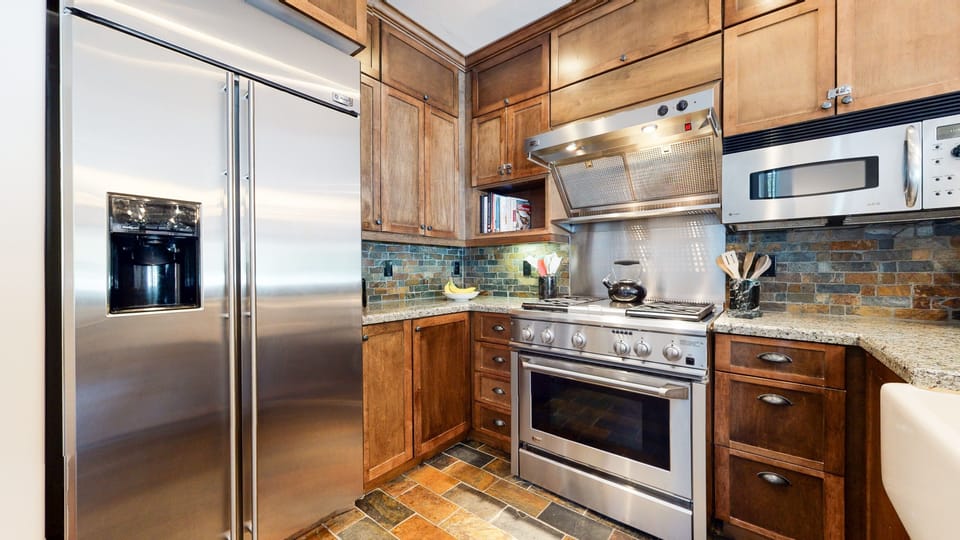 Townhome, 4 Bedrooms | Private kitchen | Fridge, oven, coffee/tea maker, toaster