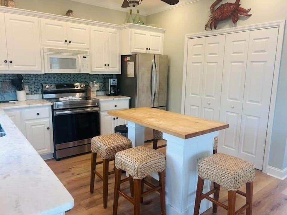 House, 2 Bedrooms | Private kitchen | Fridge, oven, coffee/tea maker, toaster