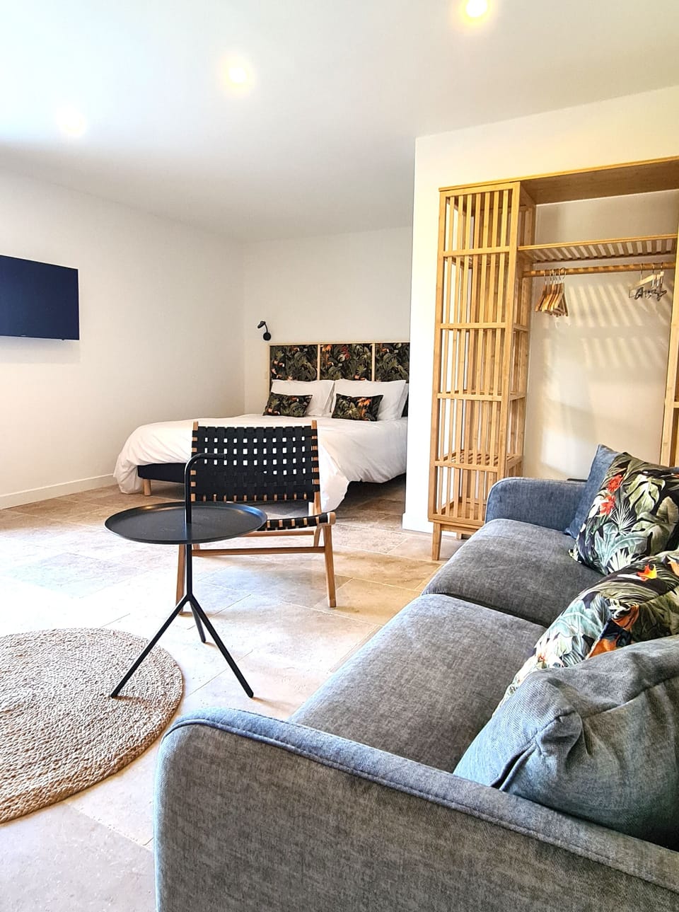 Studio Suite | Living area | 100-cm Smart TV with digital channels, TV